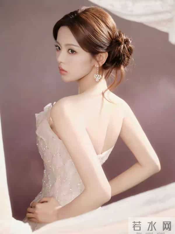 杨超越：如何将清纯与性感完美融合，打造个性魅力的时尚典范