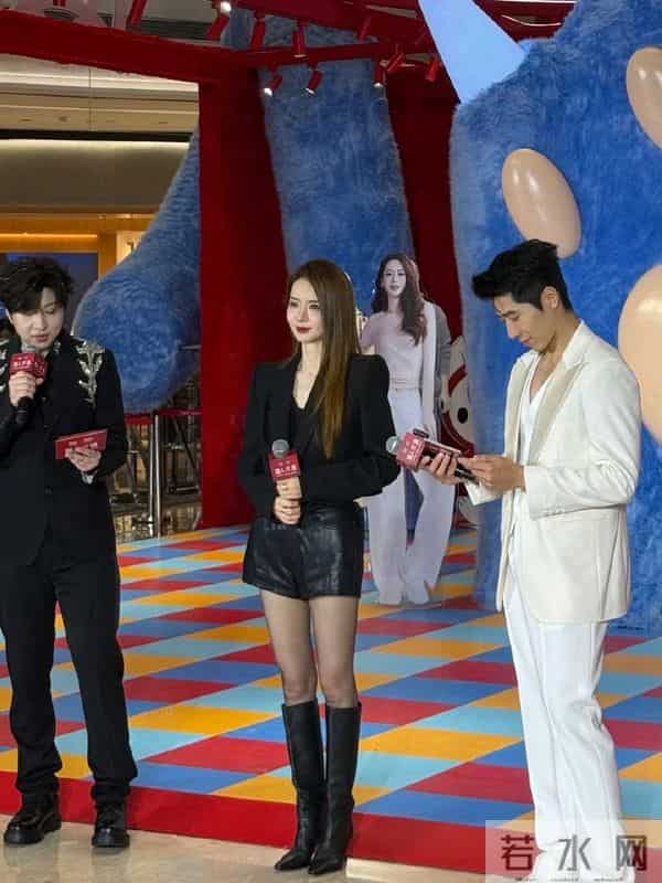 戚薇今日线下活动,黑西装外套配长靴丝袜,干练落落大方气场全开