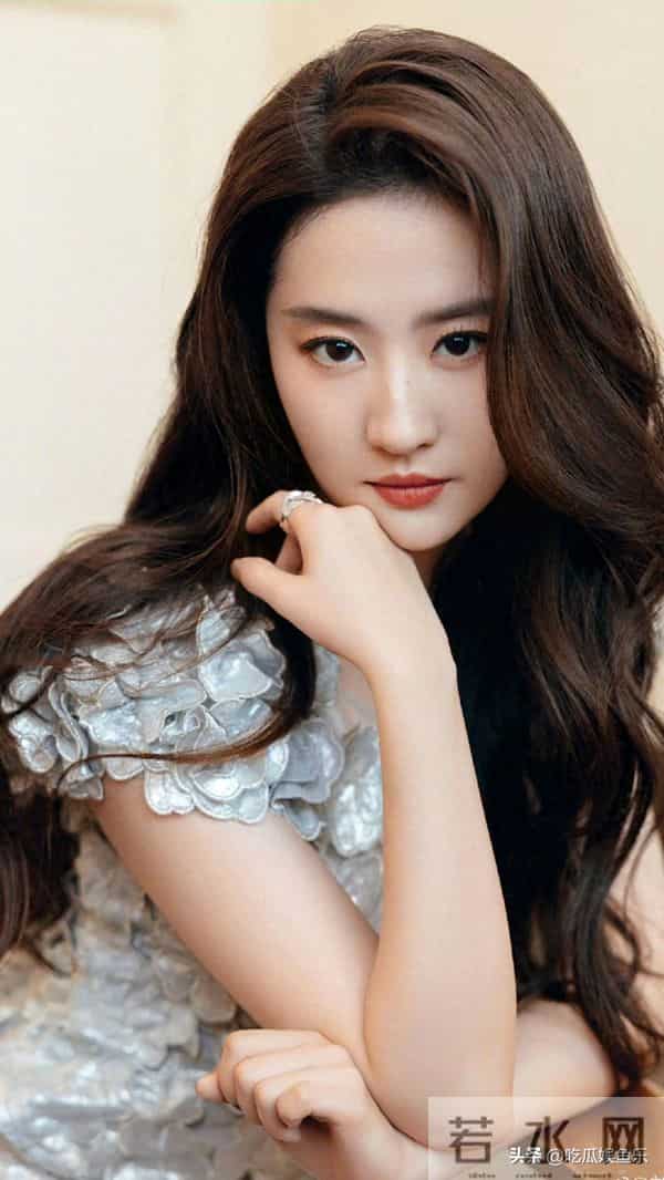 38岁刘亦菲花缀裙裾眼藏清光,把温柔和贵气都穿在身上