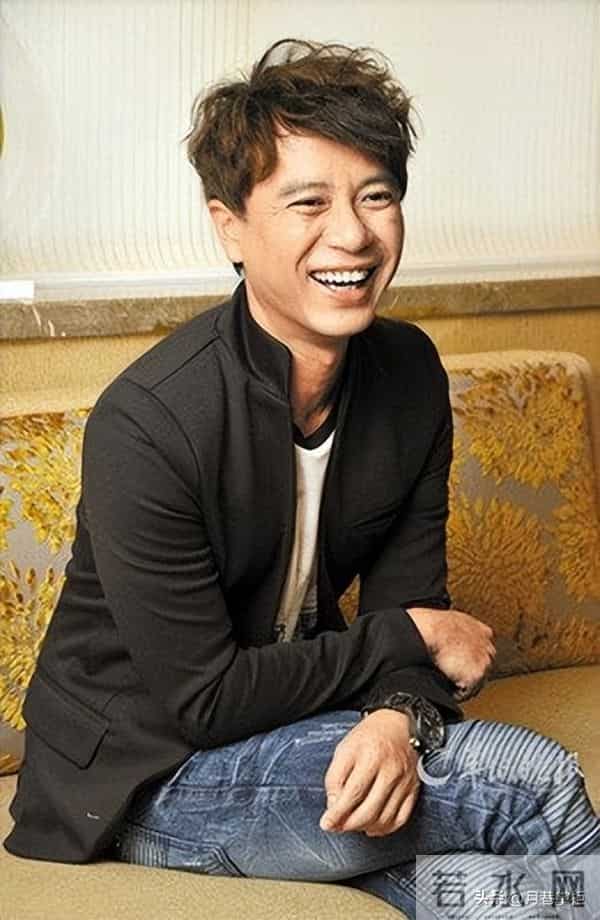 57岁李克勤家丑曝光！妻弟欠千万外债，一个败家子拖累全家