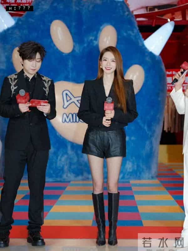 戚薇今日线下活动,黑西装外套配长靴丝袜,干练落落大方气场全开