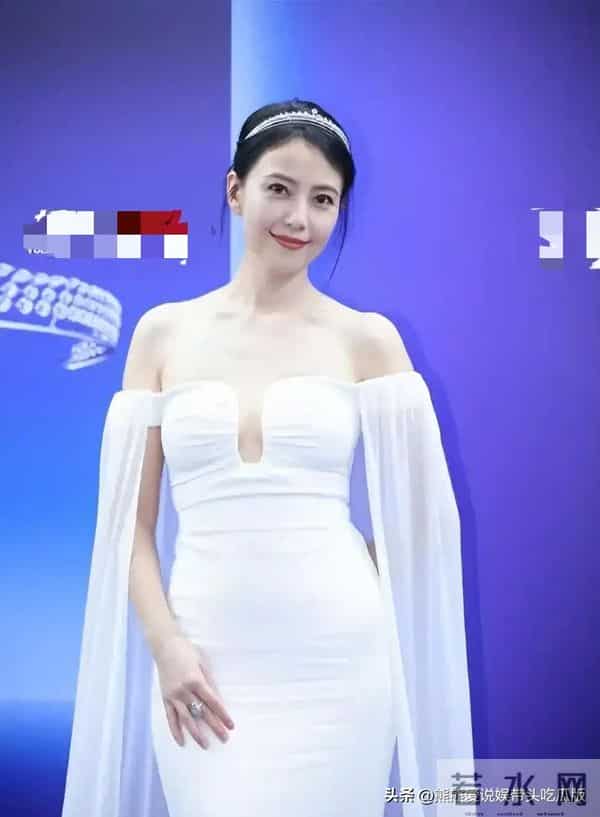 高圆圆又穿紧身裙,“蜜蜂臀”让人移不开目光,一般人没这好身材