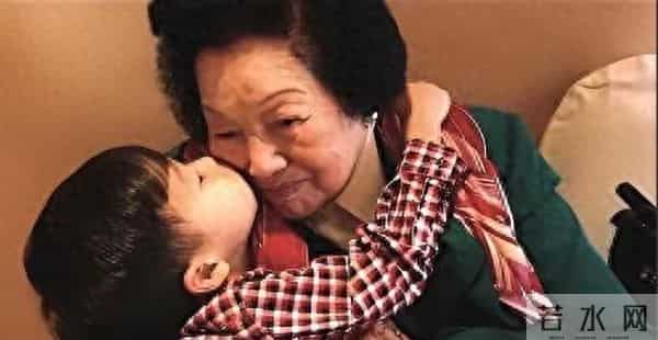 他是霍英东原配夫人,生下3子3女晚年四世同堂,最爱重孙儿霍中曦