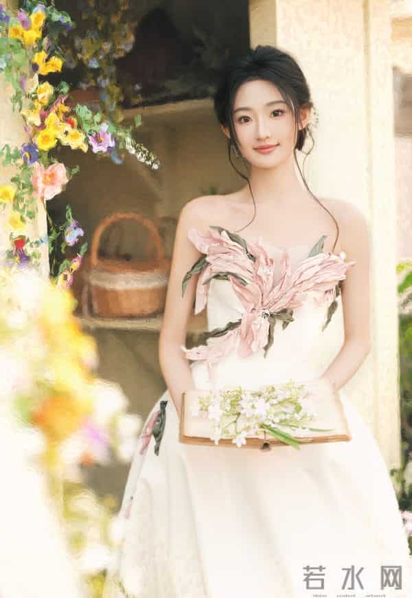 白裙缀着粉瓣似的褶皱,浸在满院花簇的软光里