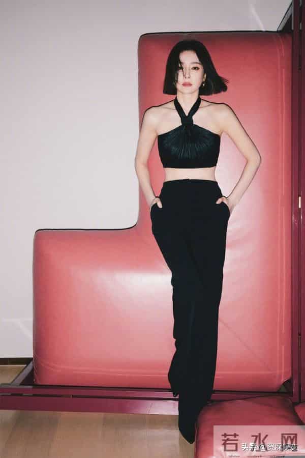 秦岚,短发红唇黑色挂脖抹胸,酷酷的穿搭