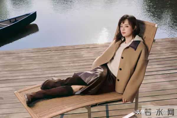 孙俪近照够惊艳,棕色大衣配半身裙洋气减龄,大衣这么穿就对了