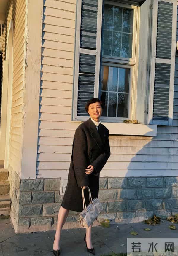 吴越晒冬日美照并黑大衣配白内搭配短卷发,气质温婉又高级