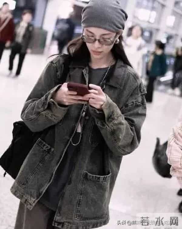 被钟楚曦的衣品折服!穿牛仔外套+阔腿裤+针织帽,时髦又高级!
