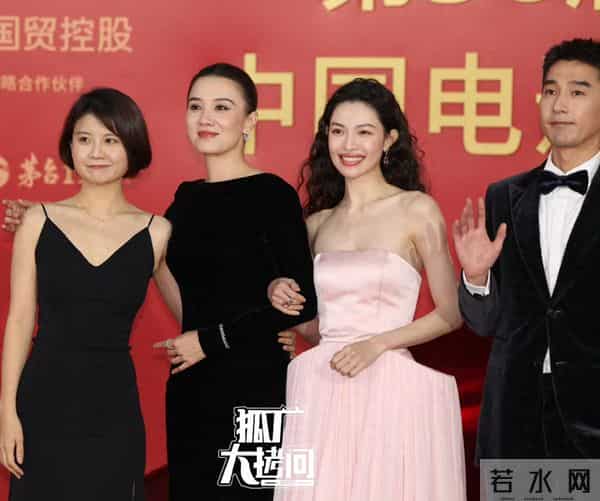 老天开眼了!关晓彤终于穿对 像神女下凡,辛芷蕾穿成紫茄子 好搞笑