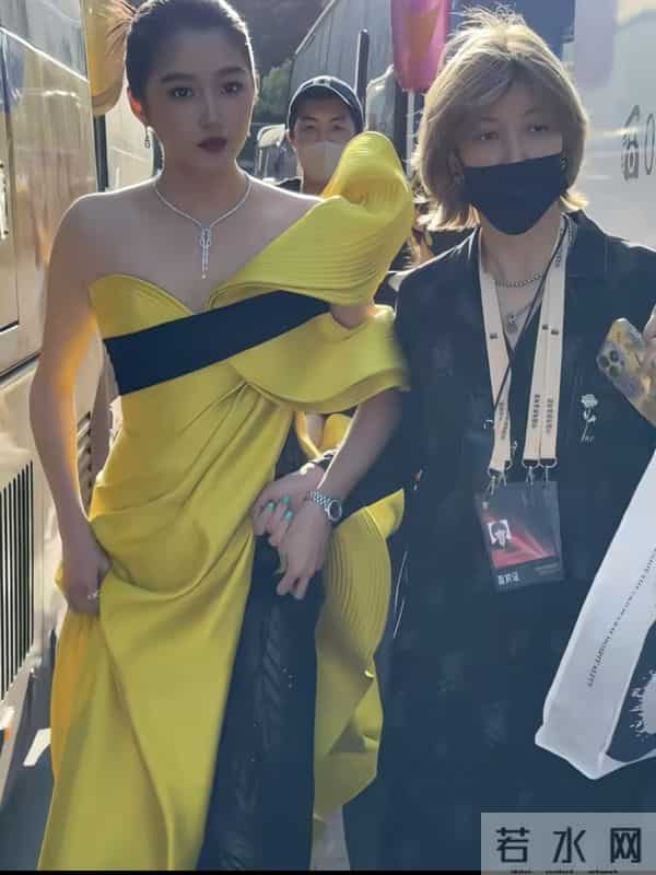 关晓彤金鸡奖红毯造型,优越的头身比,优雅贵气把这身驾驭得太好