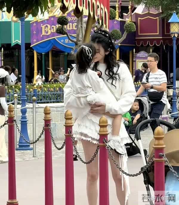 奚梦瑶晒4岁二胎女儿，Romee背香奈儿像洋娃娃，母女俩白到发光！