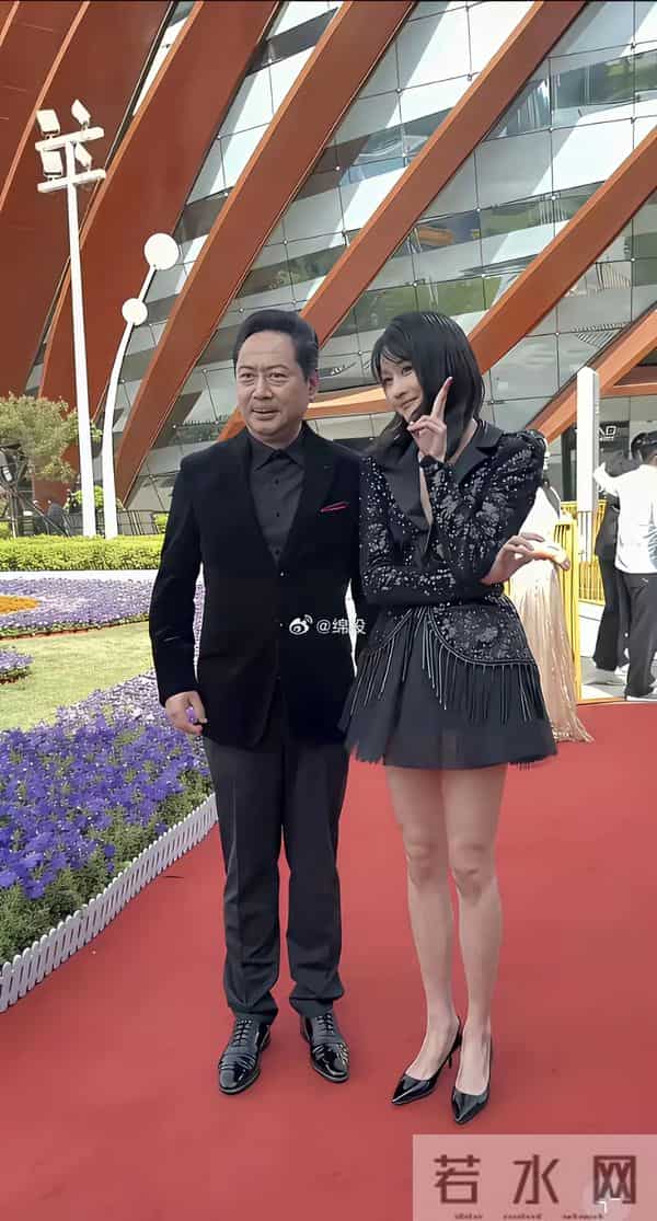 关晓彤的腿,我真的羡慕了,又长又细