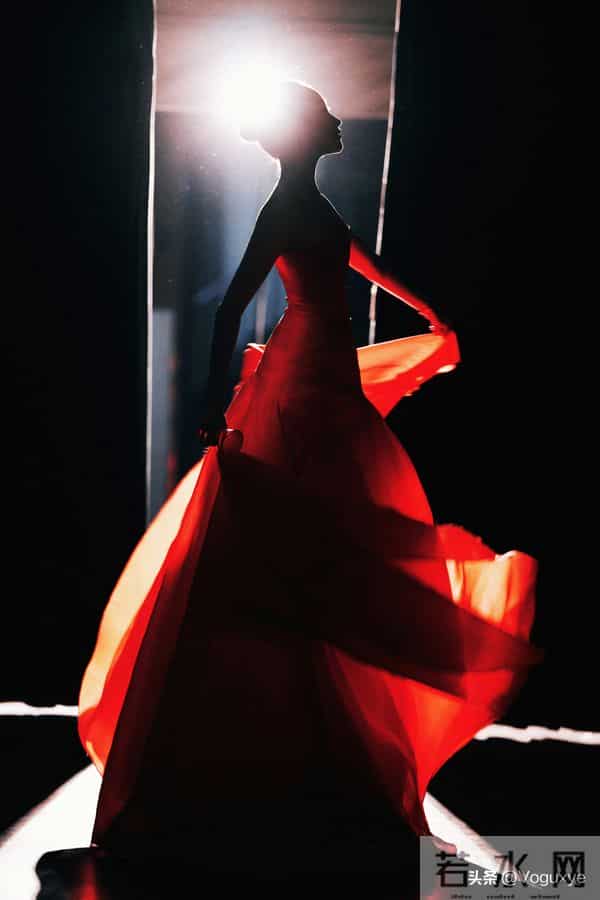 关晓彤到底什么时候可以放弃肩颈线条