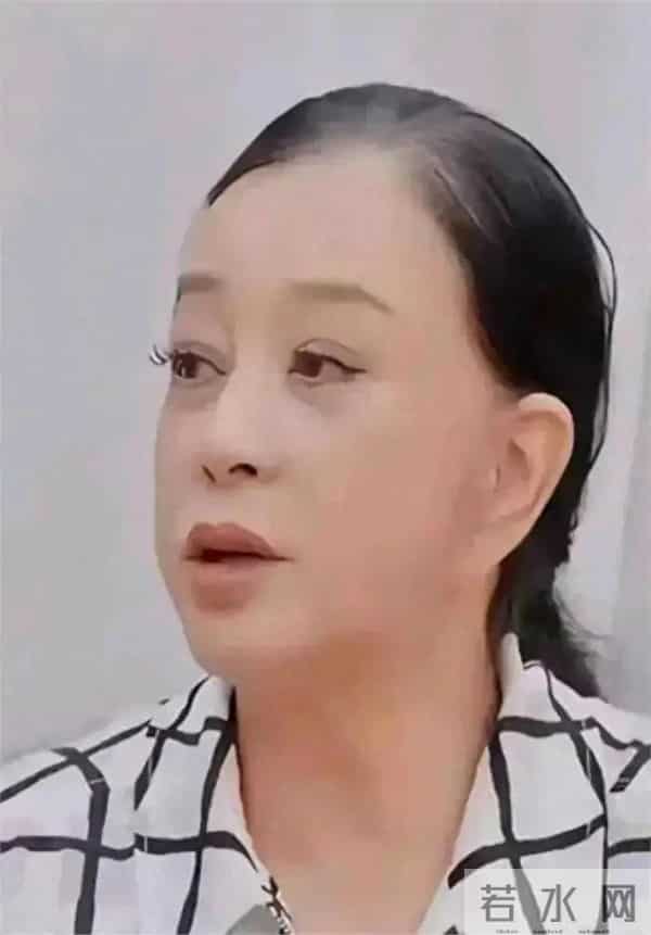 75岁刘晓庆生图流出,头发稀疏快要秃顶,但还是比同龄人显得年轻