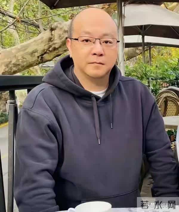 王菲没想到，自己56岁的前夫如今隐居阿那亚，把生活过成了一首诗