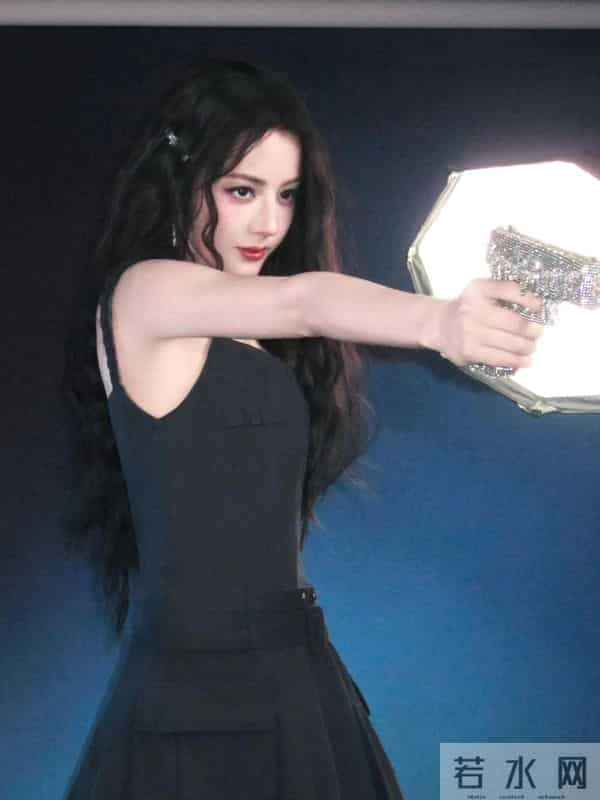 迪丽热巴性感美腿写真