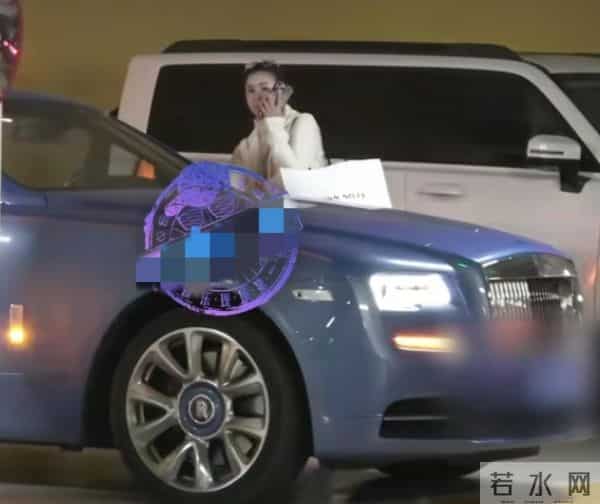 李小萌逛街喝咖啡，40岁皮肤很水灵，本人发的照片与生图有差距