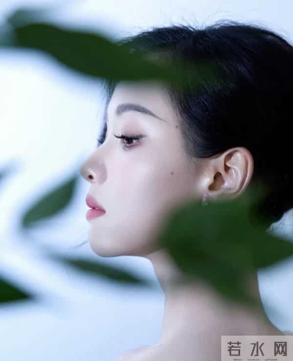 陈都灵身着蓝色套装,简直是行走的“纯欲天花板”!