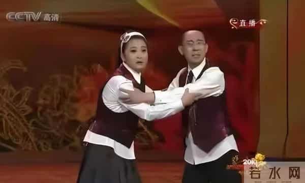 瘦到脱相？43岁的贾玲罕见露面，脸跨不平、又瘦又"颓"，令人唏嘘