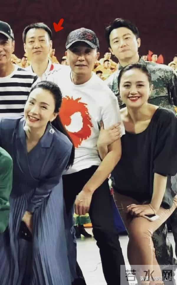 靳东与朱媛媛甜蜜合影曝光，辛柏青背后表情成亮点，笑翻全场！