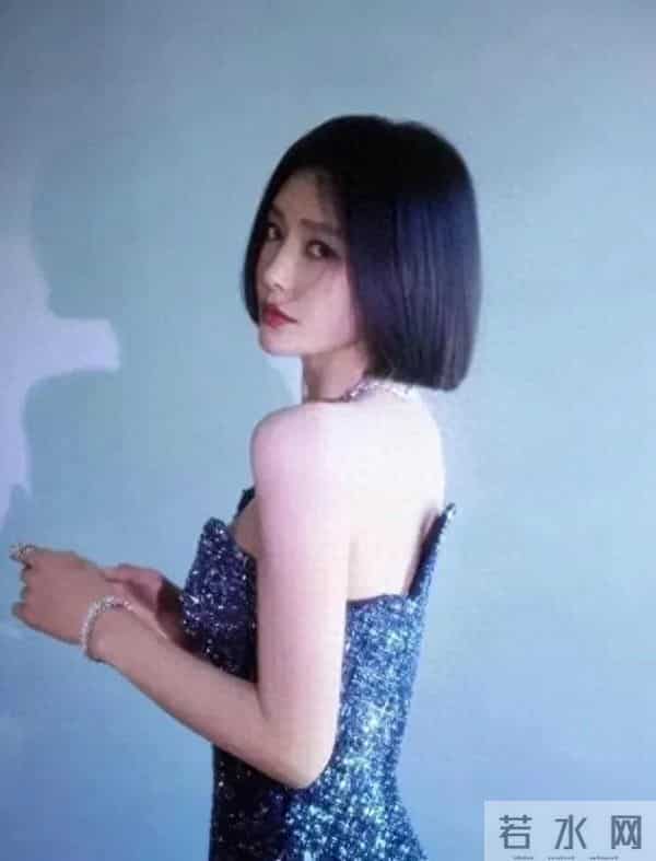 秦岚留“一刀切”短发，身穿一袭抹胸亮片礼服裙，妩媚性感又撩人