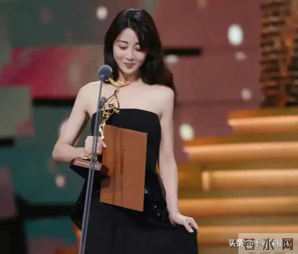 她是演员中的女富豪，多辆豪车轮流开，现在45岁却活得像20岁