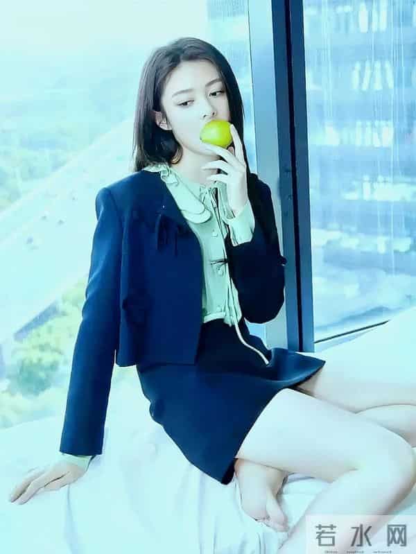 傅菁 光脚丫的样子太性感太迷人了