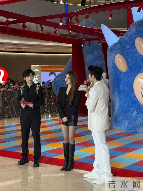 戚薇今日线下活动,黑西装外套配长靴丝袜,干练落落大方气场全开