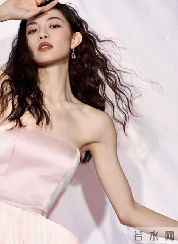 在争奇斗艳的红毯上，钟楚曦的粉色礼服以“少即是多”的哲学胜出