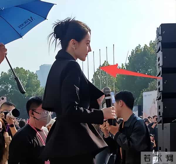 迪丽热巴现身南京!脖子前倾严重依旧在咳嗽,给主持人打伞好暖心