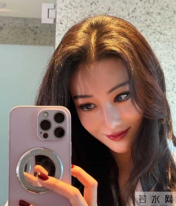 张馨予对镜自拍美图