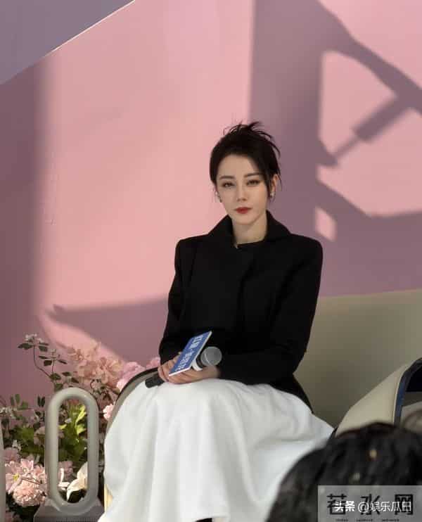 迪丽热巴今日现身南京参加活动 黑色高定配盘发 高贵冷艳 完全女王