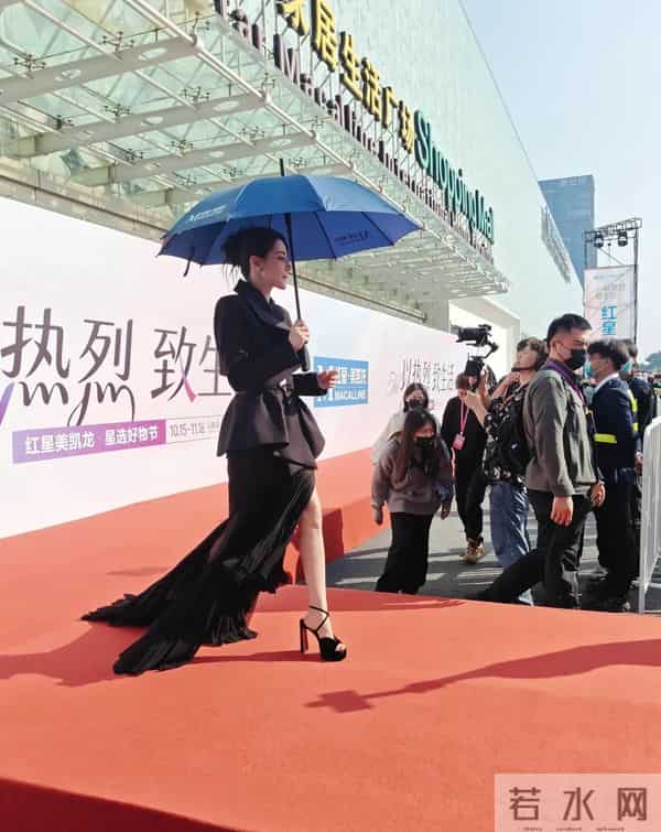 迪丽热巴惊艳亮相红星美凯龙,土味十足的雨伞到她手里都变高级了