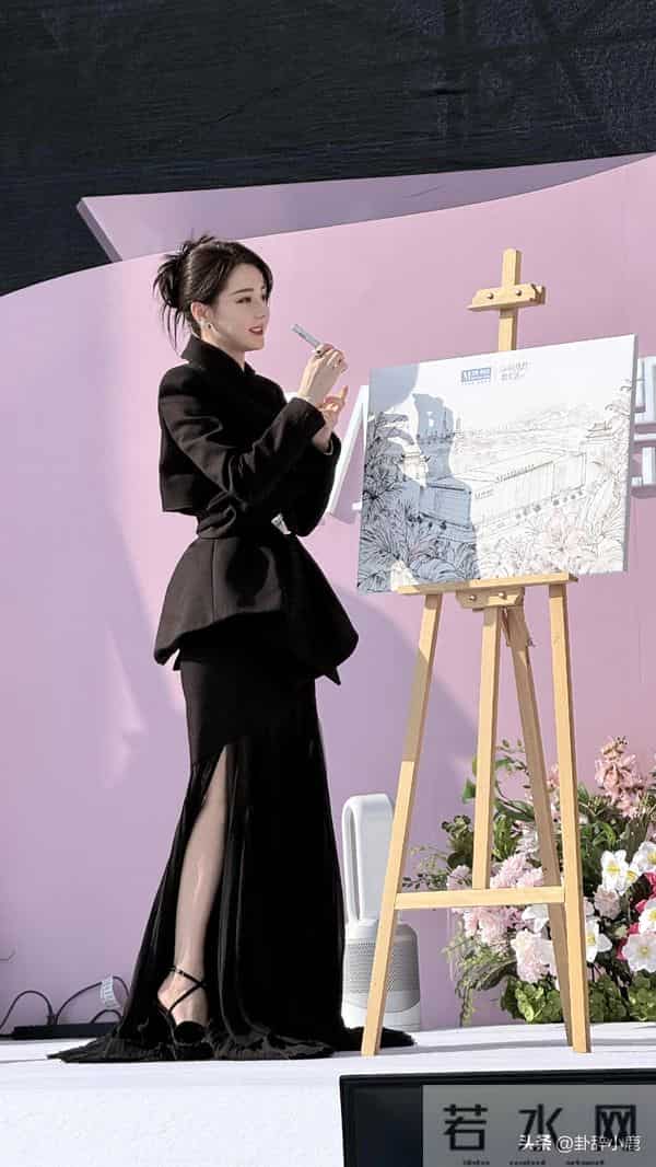 迪丽热巴空降南京活动,这状造绝了 好精致 美得惊为天人 不愧是顶流