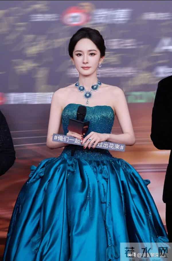 杨幂性感抹胸裙活动生图