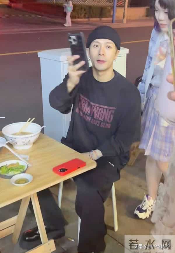 王嘉尔在上海街头吃路边摊被偶遇,好多女粉丝找他合照,太帅了。