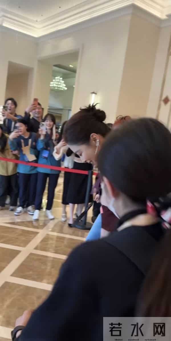 辛芷蕾亮相金鸡奖,穿紫色花朵高定优雅大气,还差点被裙摆绊倒!