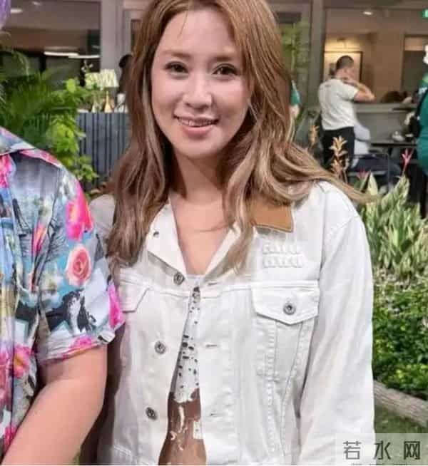 她14岁就长得“倾国倾城”，被富豪花7亿娶回家，8年生下4个娃