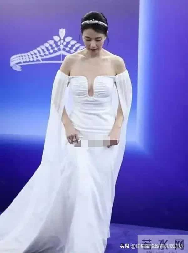 高圆圆又穿紧身裙,“蜜蜂臀”让人移不开目光,一般人没这好身材