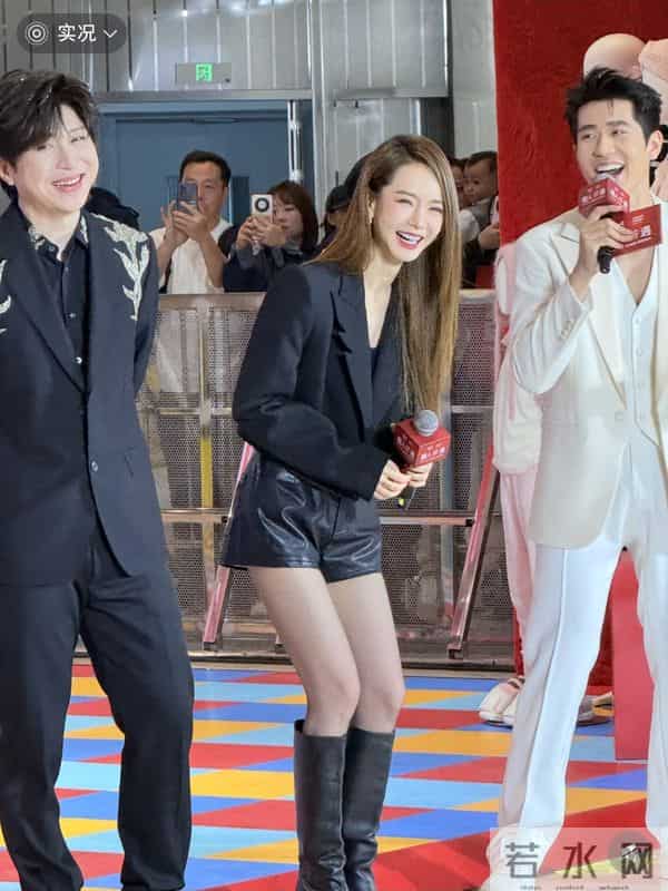 戚薇今日线下活动,黑西装外套配长靴丝袜,干练落落大方气场全开