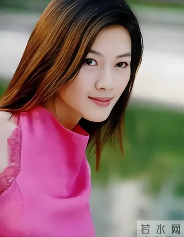 苦追陆毅多年被弃？嫁豪门16年，爹瘫妈死夫去世，如今她怎么样了