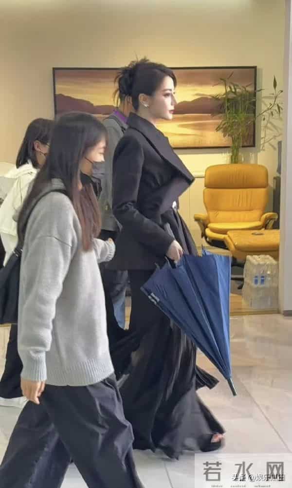 迪丽热巴今日现身南京参加活动 黑色高定配盘发 高贵冷艳 完全女王