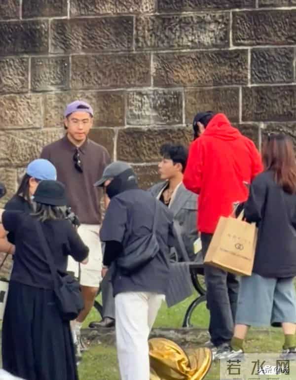 31岁张晚意现身悉尼,一头小卷发很可爱,状态看上去有点疲惫!