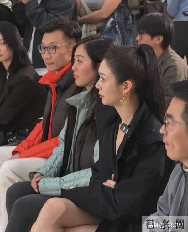 傅菁亮相杭州万象城 高马尾配黑外套露出性感大长腿 脖子以下都是腿