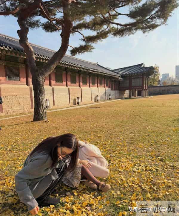 崔智友带娃出游,这身材和颜值,披麻袋都好看,行走的衣架子啊!