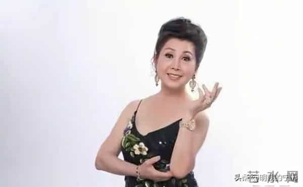 84岁TVB戏骨丧夫！老公在轮椅上断气，19岁为英女王弹过琴