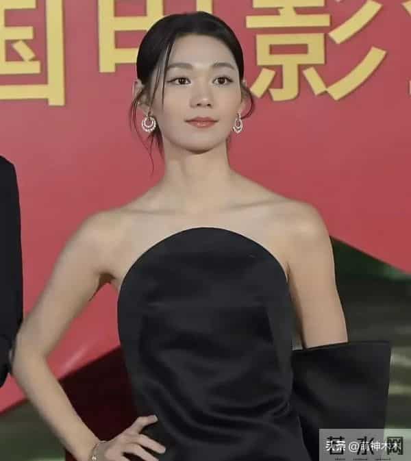 金鸡奖红毯生图来了！倪妮珠宝抢镜，关晓彤背厚，辛芷蕾礼服过季