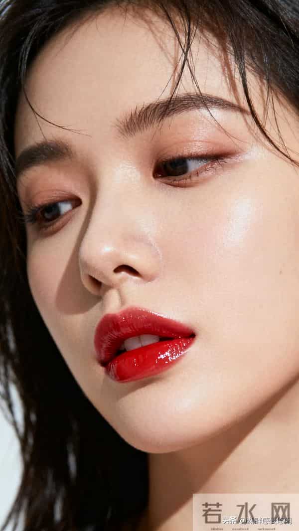 碎发+侧头慵懒感,红唇才是点睛之笔