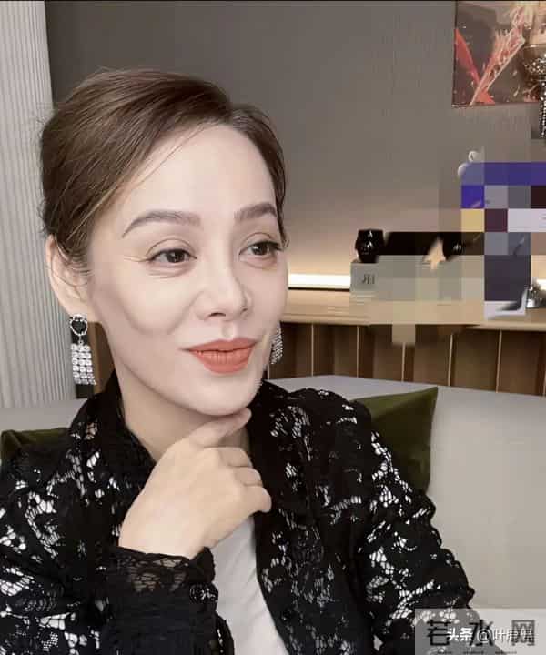 53岁的宁静,变化好大,眼角也出现了细纹,美人虽迟暮,气质很好