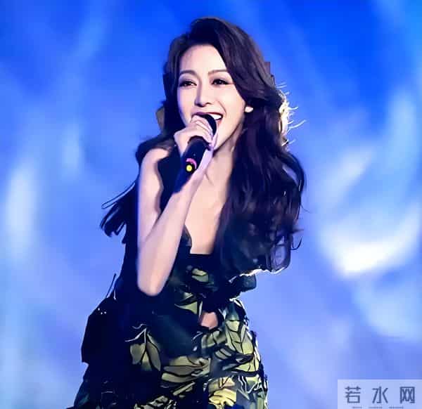 “香港最后一个天后”，被拍到和黑人出入酒店，如今44岁孤身一人